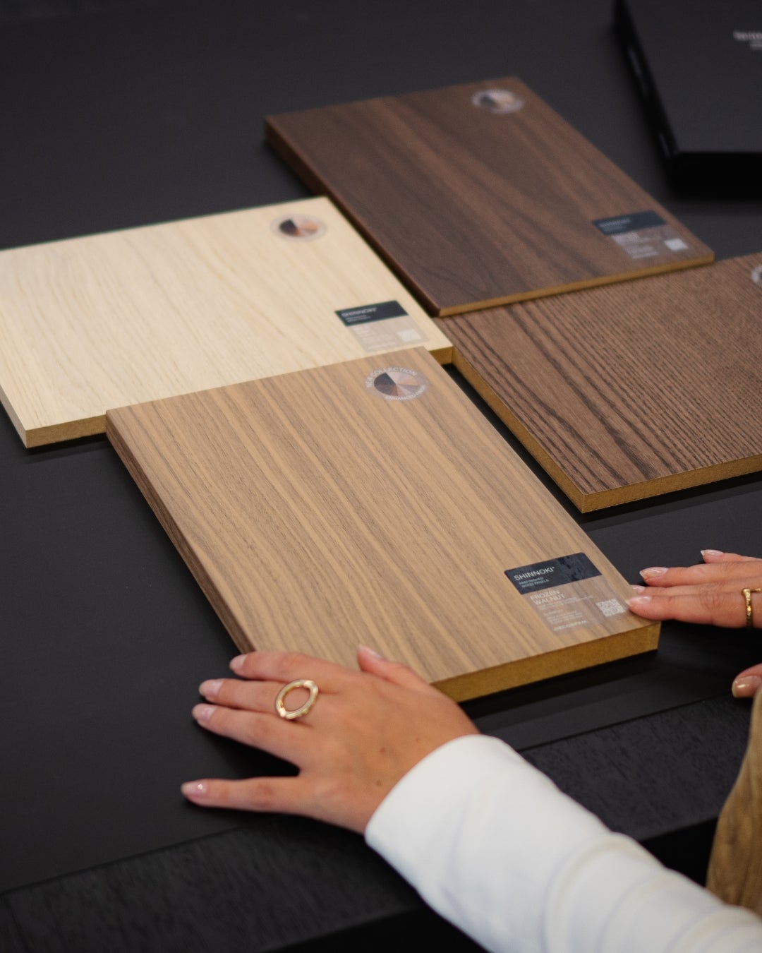 Houtfineerstalen - Shinnoki collectie - voorgelakte fineerhouten panelen - showroom decospan - fineerhouse