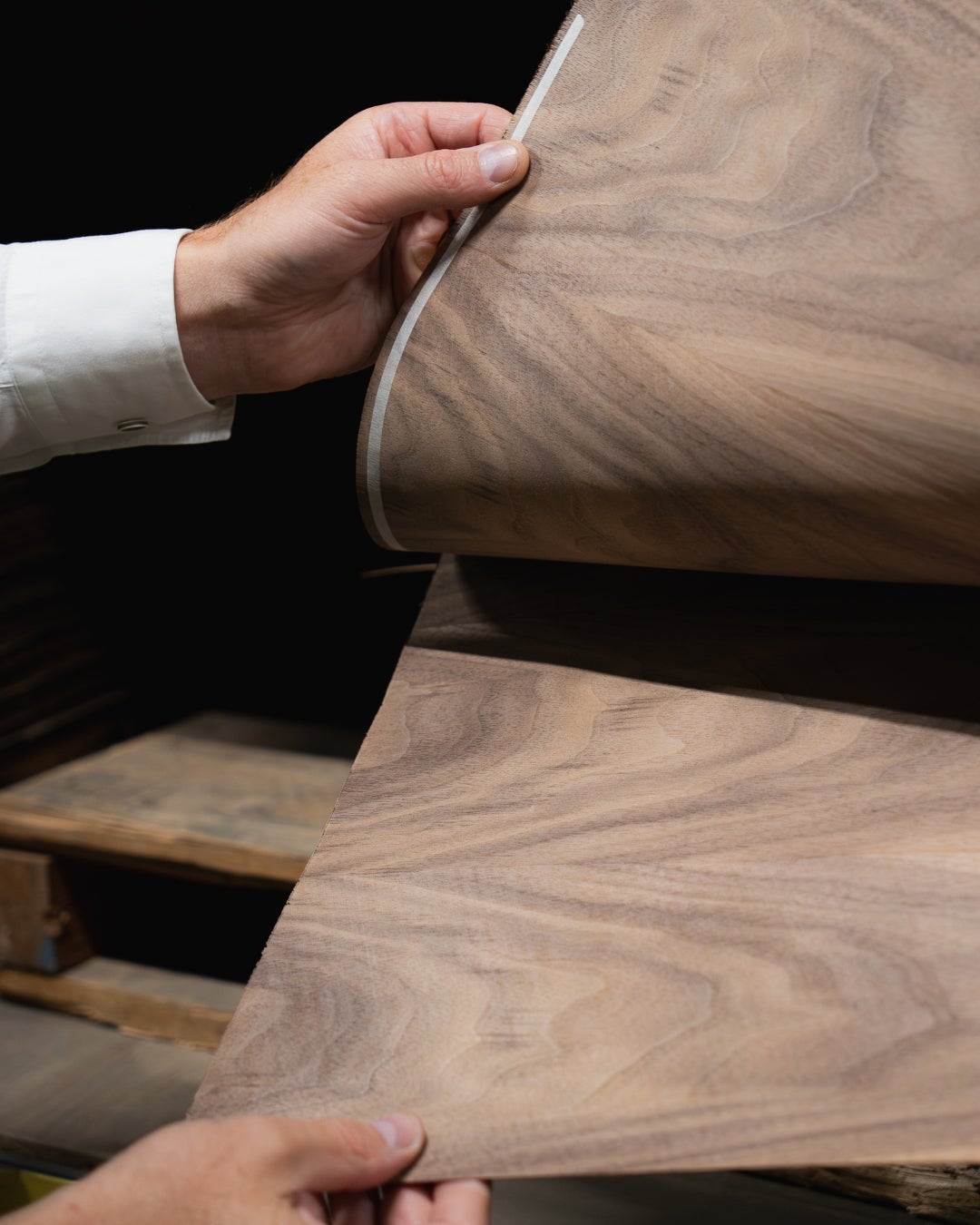Decospan open bedrijvendag - wood veneer detail with hands