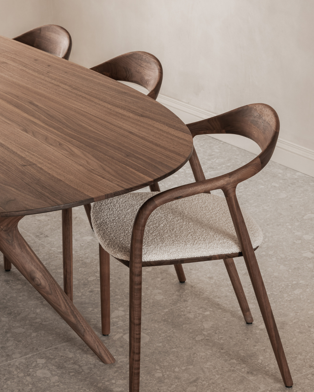 Decospan_shinnoki_smoked_walnut_table