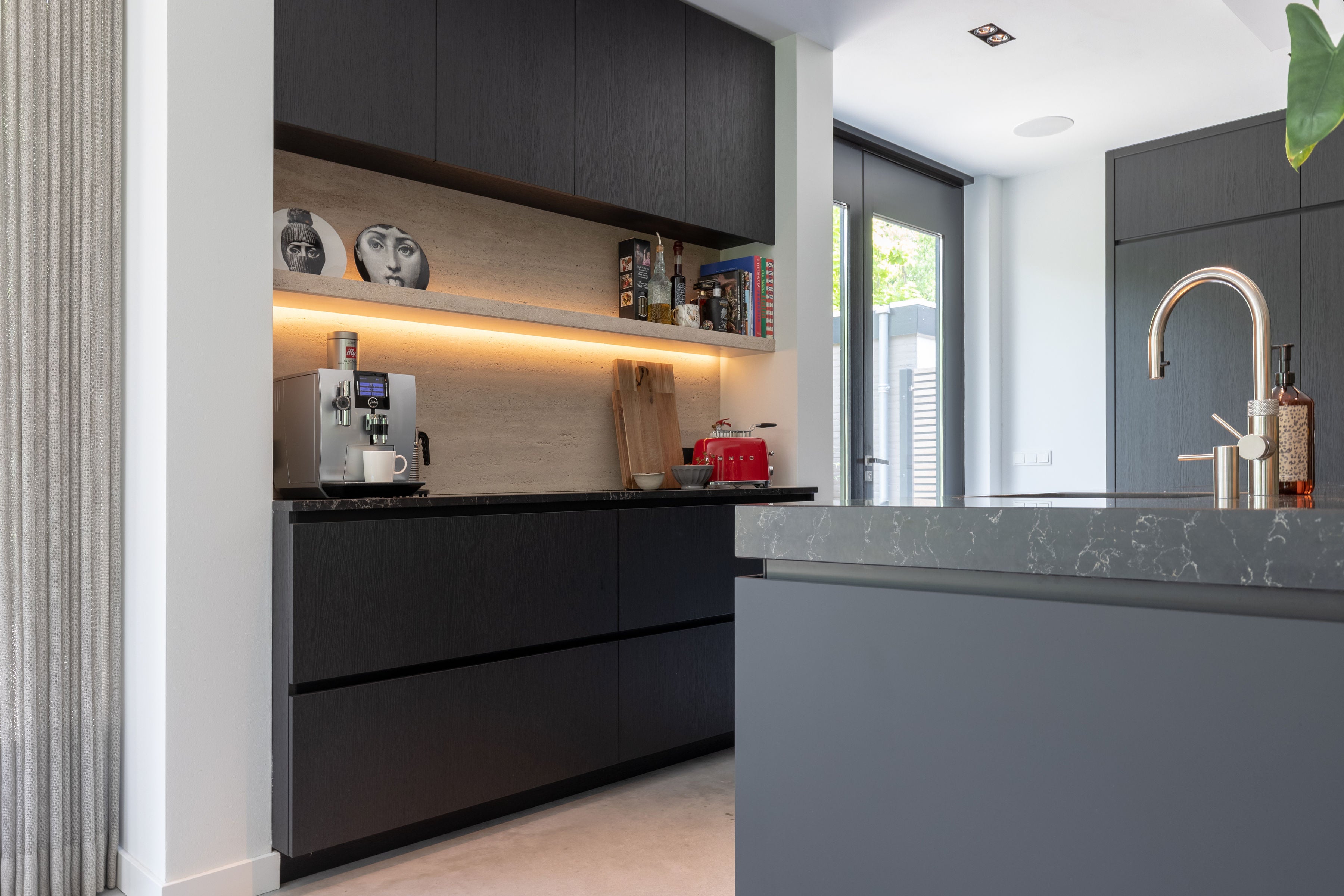 Kitchen - black kitchen - black wood kitchen - dark kitchen - Querkus - veneer - veneer kitchen