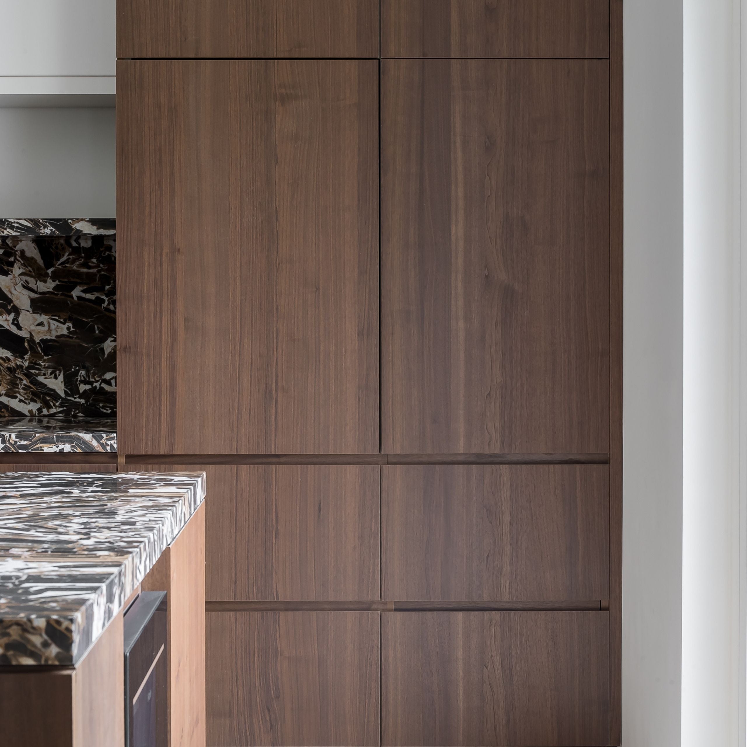 Projet Studio Stay Custom walnut veneer