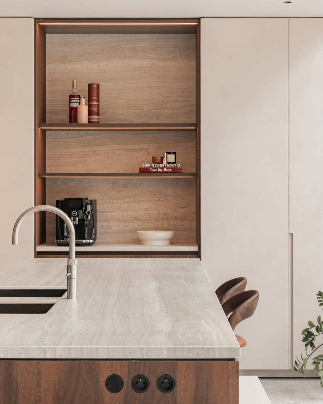 Decospan_shinnoki_smoked_walnut_kitchen