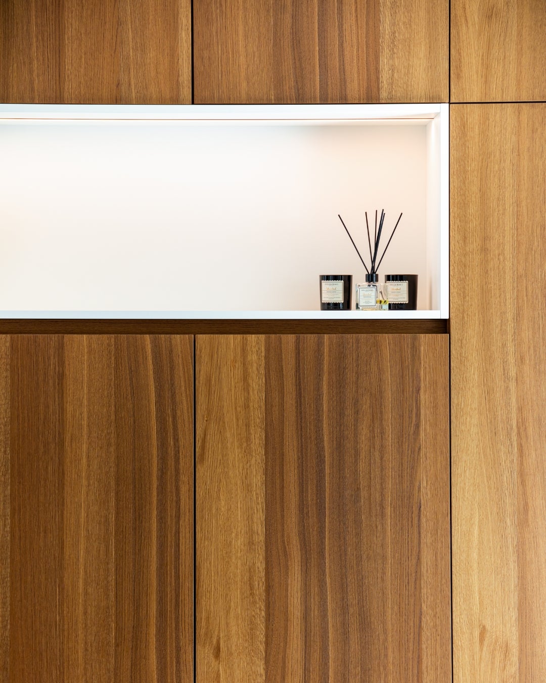 houtfineerproject - kasten - querkus smoked arabica - warm interieur - nerfstructuur - houtoppervlak - interieurontwerp