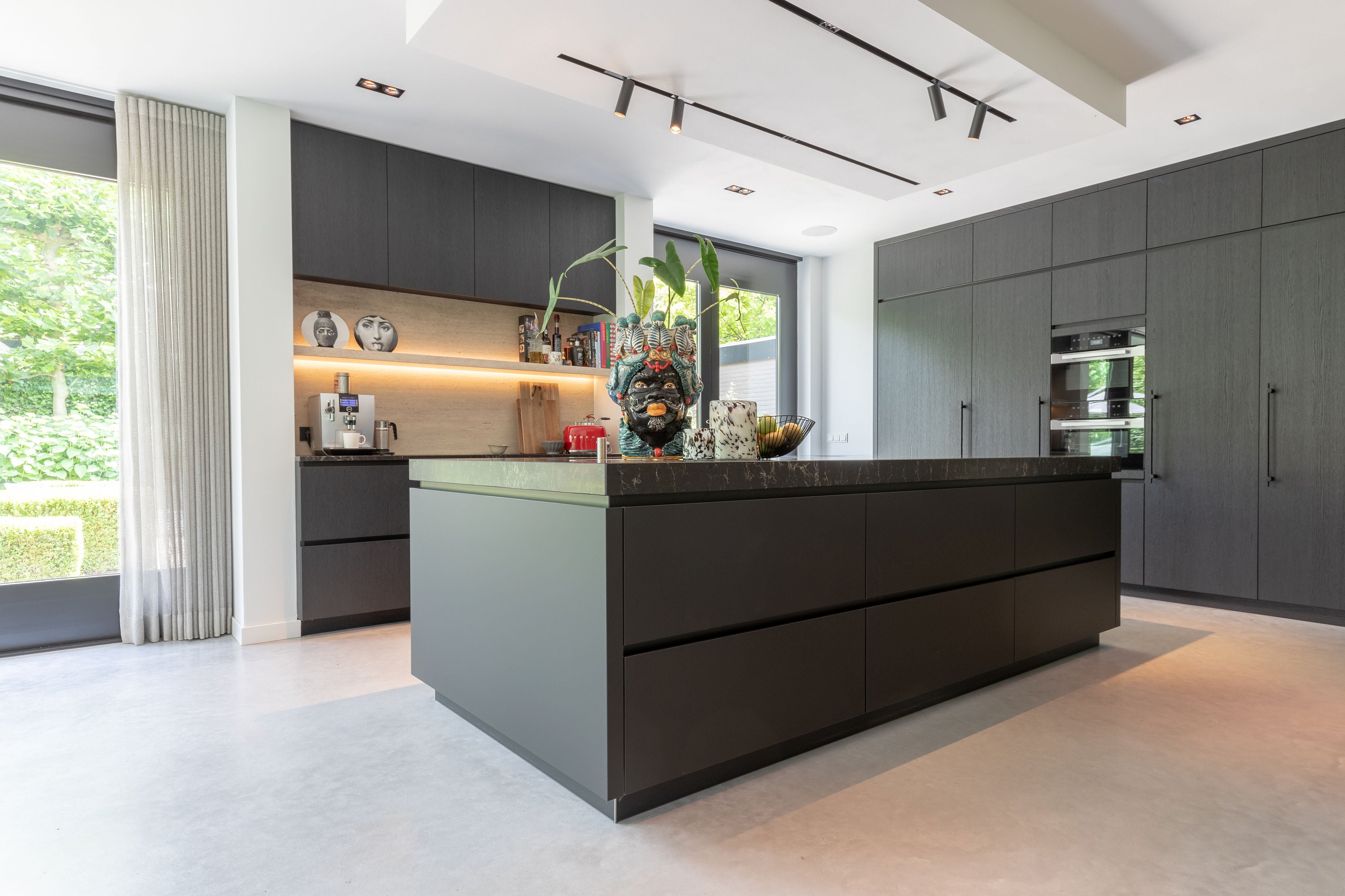 Kitchen - dark kitchen - dark wooden kitchen - black wood kitchen - black kitchen - Querkus - veneer kitchen - veneer