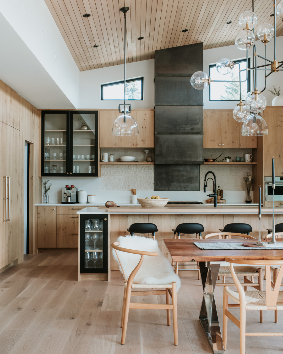 Cosy kitchen design - wood veneer - natural oak