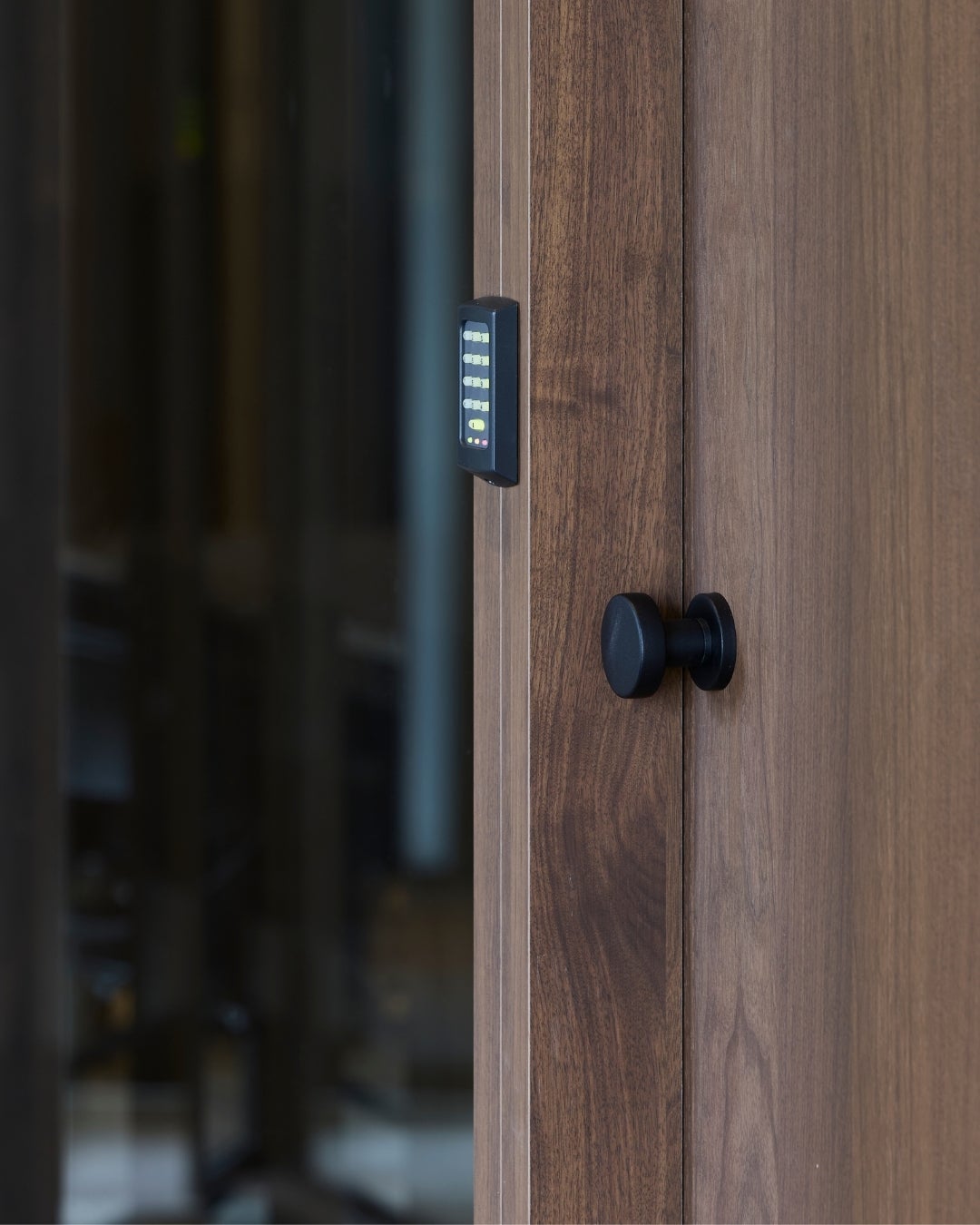 Shinnoki Pure Walnut - office - coworking space - wood veneer - detail - door