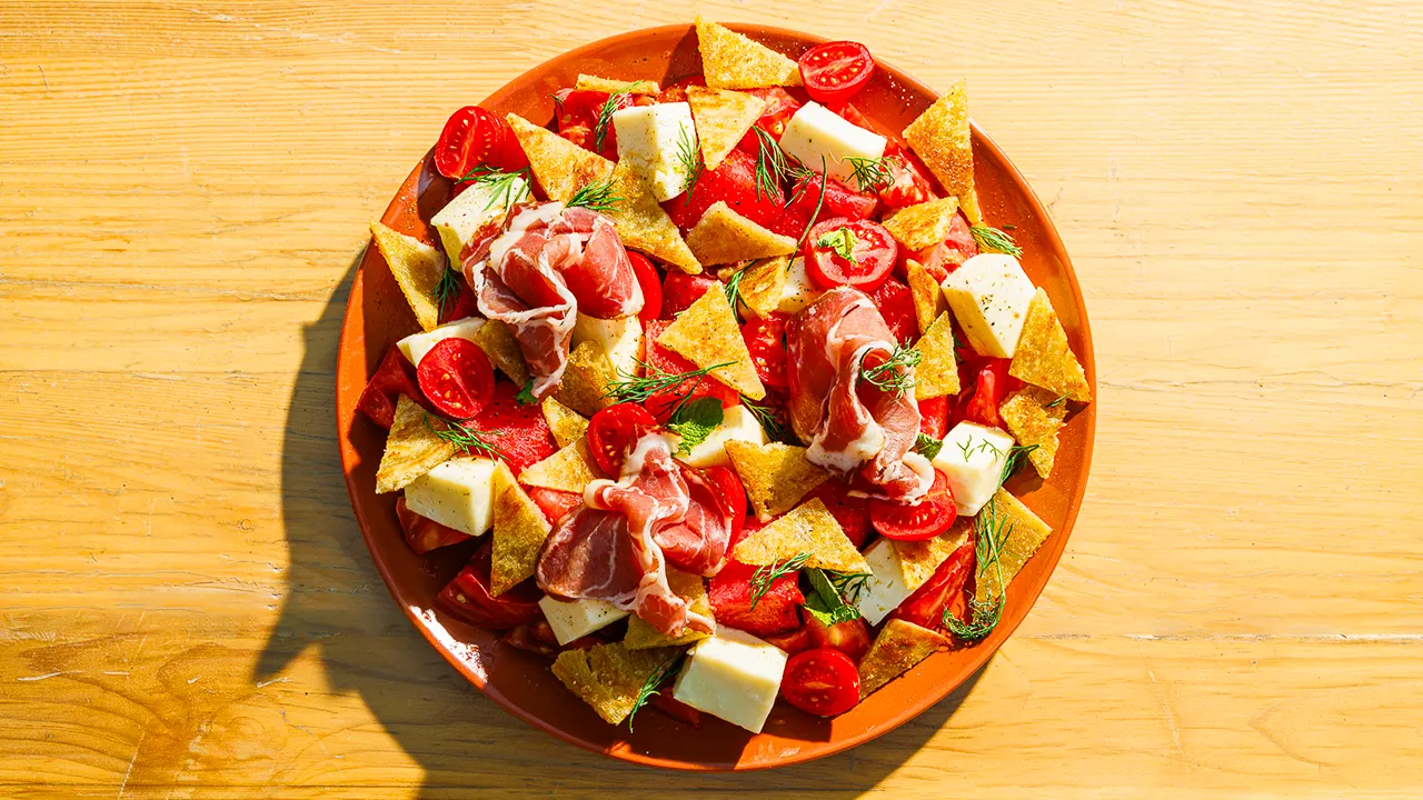 Salată de vară cu roșii, pepene și telemea de Ibănești