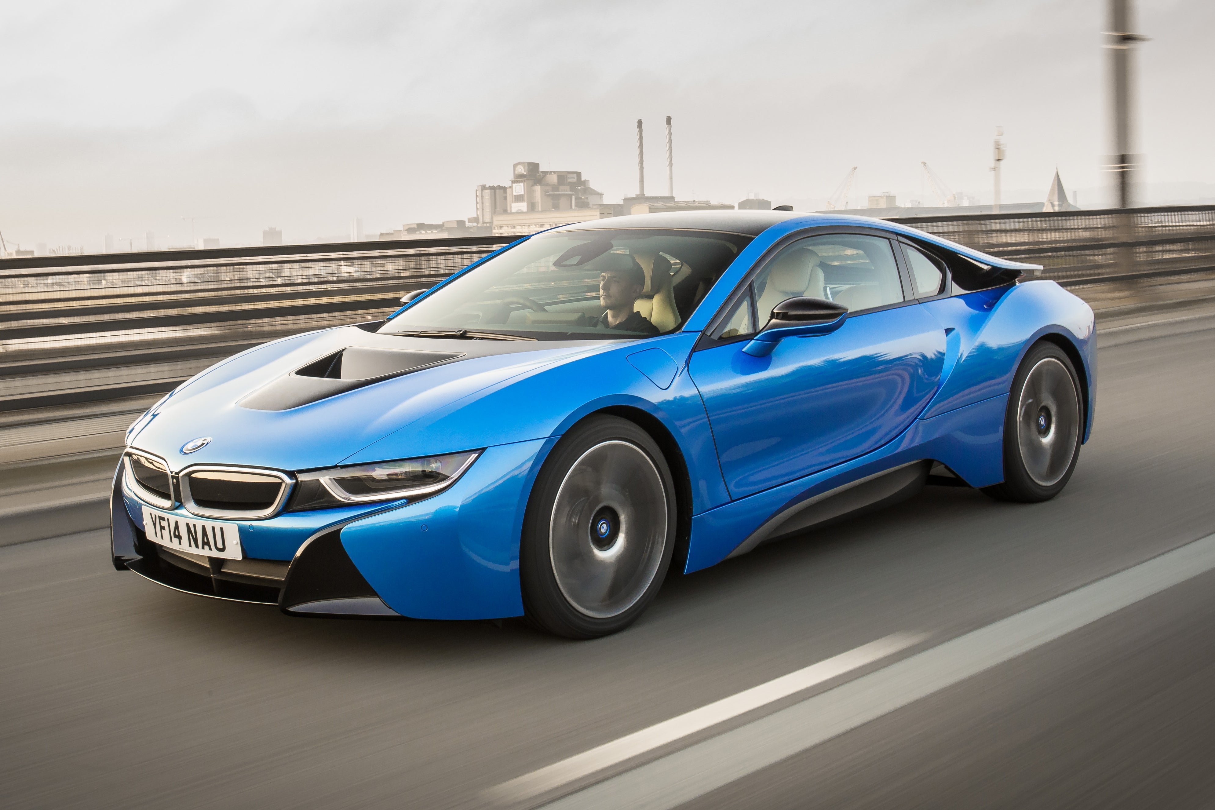 BMW I8 (2014-2020) סקירה: החזית החיצונית שלושת הרבעון של BMW I8 בכביש