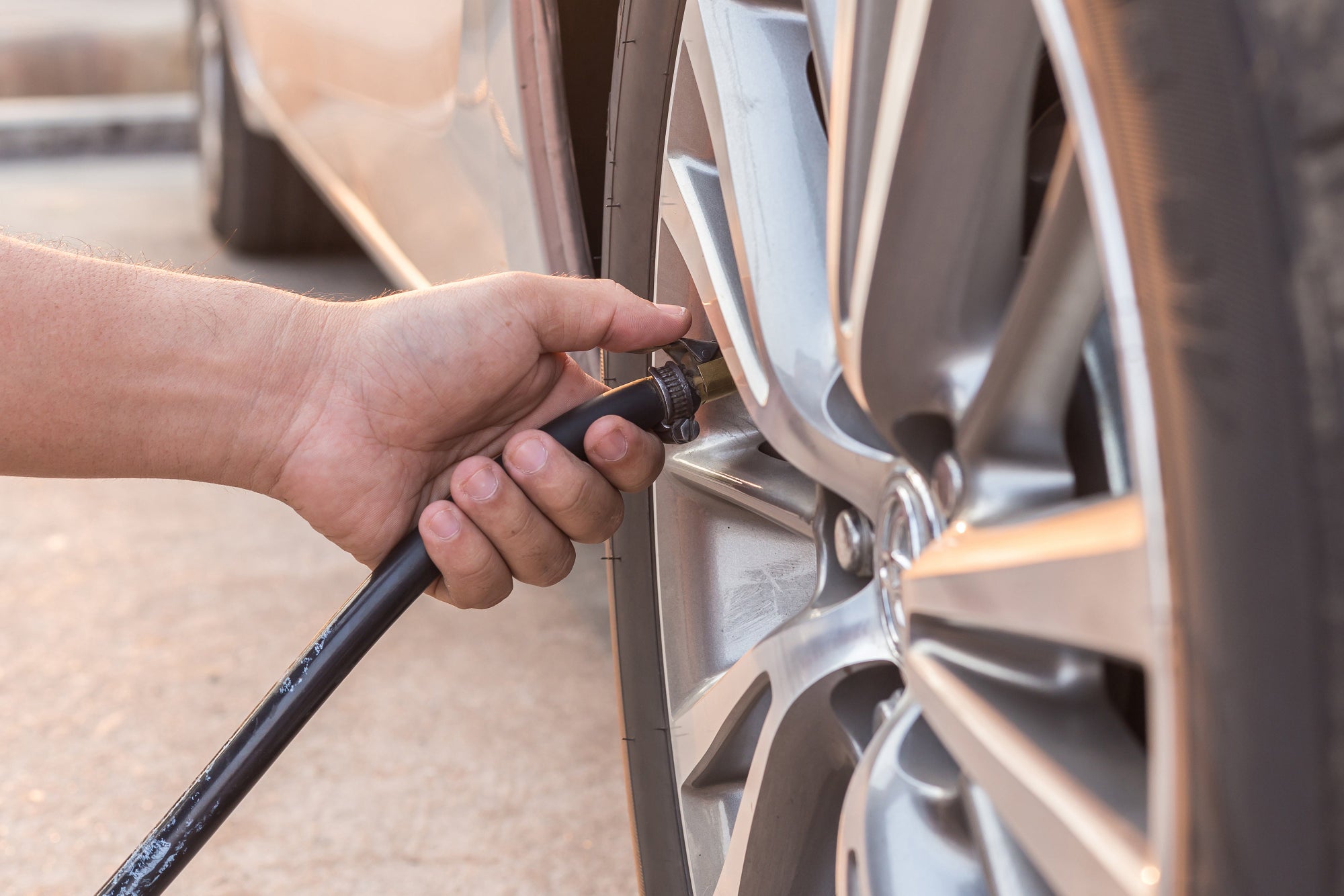 How to check tyre pressure heycar