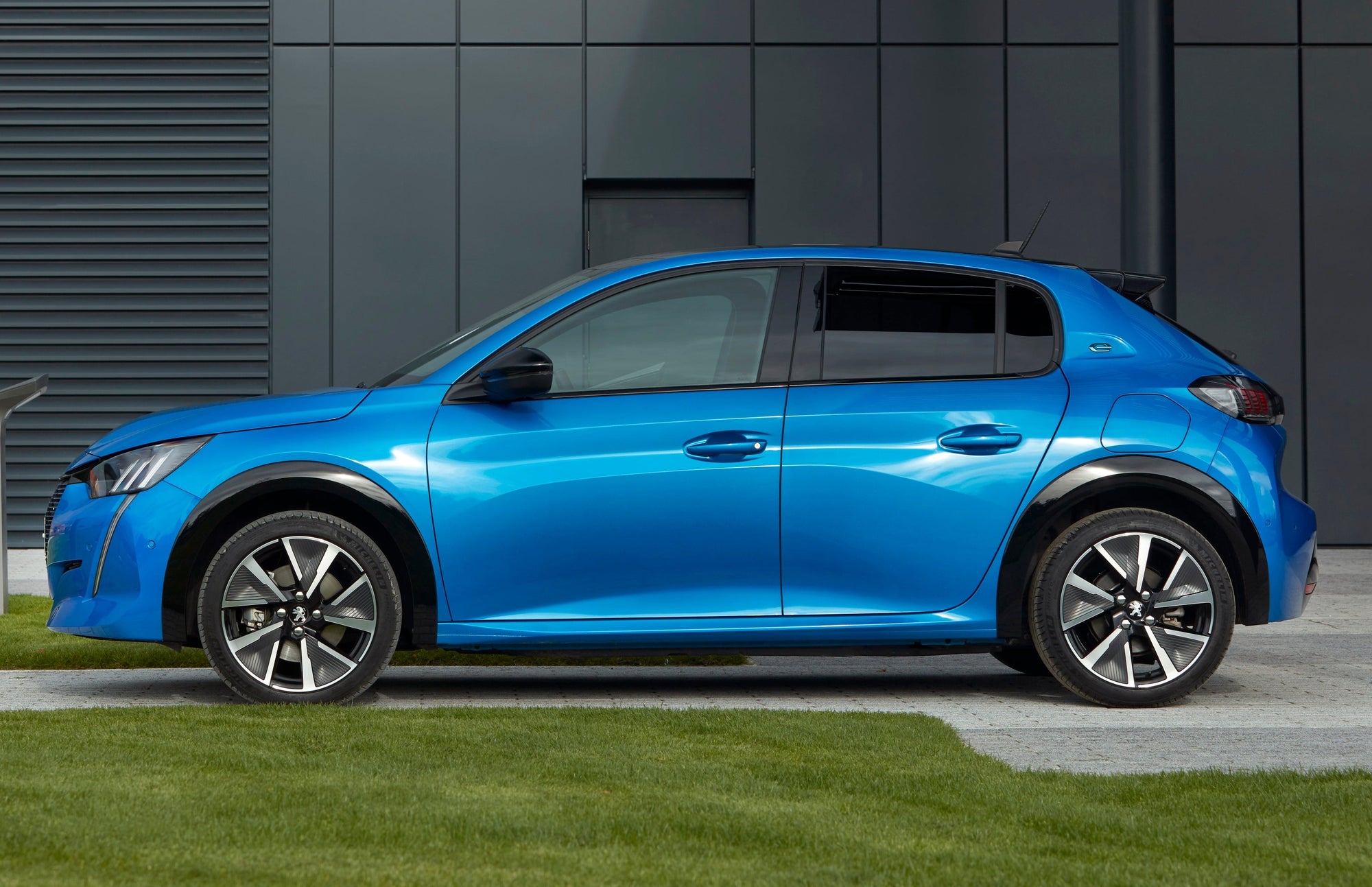 Peugeot e208 Review 2023 heycar