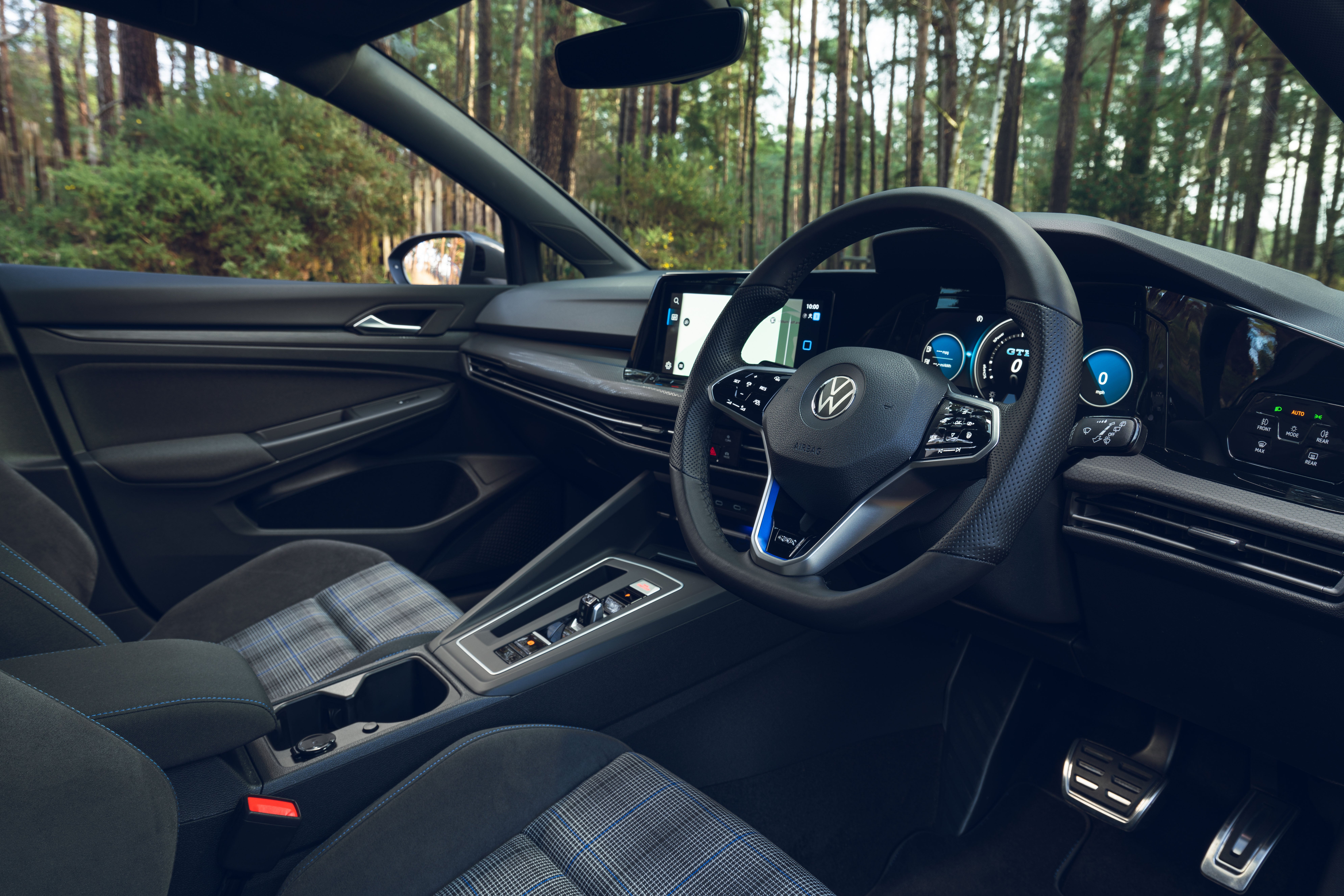 VW Golf GTI Clubsport Goes Flashy, Gets 414 HP Power Upgrade