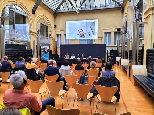 Ubai Aboudi, dem Direktor des Bisan-Zentrums für Forschung und Entwicklung und Wirtschaftswissenschaftler, sprach über den Kontext des fairen Handels im Westjordanland. Aboudi wurde per Video zur Veranstaltung zugeschalten, nachdem ihm die Ausreise durch die israelischen Behörden verweigert wurde. (Foto: LPA/Amt für Freiwilligenwesen und Solidarität)