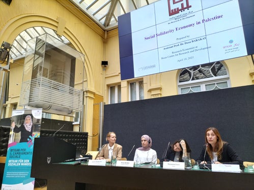 Beleuchteten unterschiedliche Aspekte der Verbesserung des Zugangs von Genossenschaften und Frauen zu Finanzprodukten an: (v.l.) Judith Notdurfter (Direktorin des Amtes für Freiwilligenwesen und Solidarität), Duaa Barakat (außerordentliche Professorin für Wirtschaft an der palästinensischen Al Quds University in Jerusalem), Francesca Forte (Organisation für internationale Kooperation, Cospe) und Linda Pescini (Internationaler Verbund verschiedener Hilfs- und Entwicklungsorganisationen Oxfam). (Foto: LPA/Amt für Freiwilligenwesen und Solidarität)