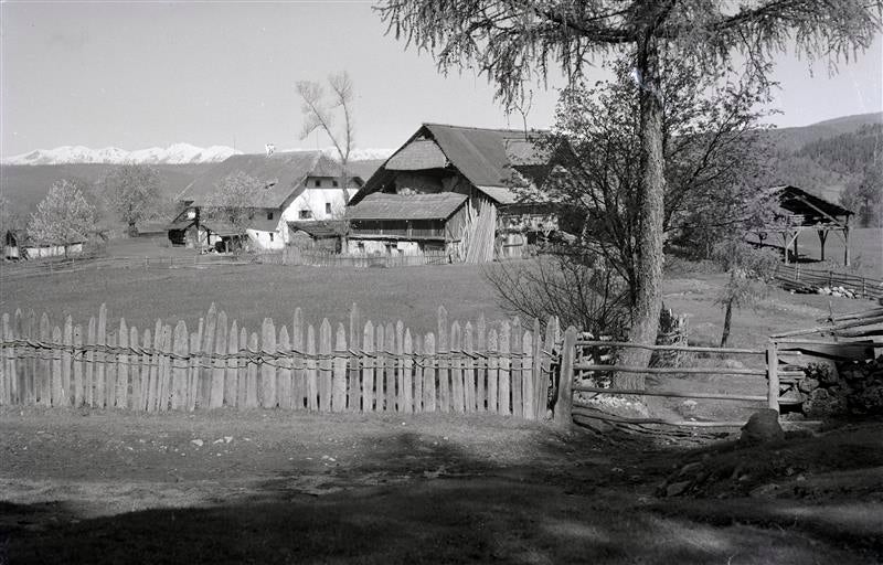 Il maso Lobis sul Renon nel 1941. Ottenne il titolo di maso avito nel 1988, Archivio fotografico Mario e Benjamin Geat, n. 763.