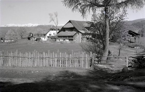 Il maso Lobis sul Renon nel 1941. Ottenne il titolo di maso avito nel 1988, Archivio fotografico Mario e Benjamin Geat, n. 763.