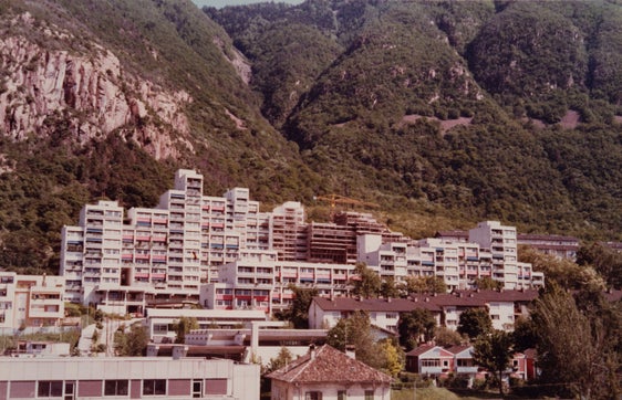 Il complesso residenziale di Aslago nei primi anni Ottanta a lavori di costruzione quasi ultimati, in basso a destra alcune case degli anni Cinquanta appartenenti al complesso abitativo destinato ai rioptanti (archivio Othmar Barth, n. 1395/50)