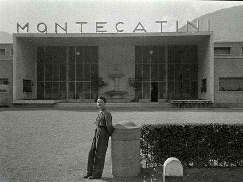 Ein Arbeiter vor dem Haupteingang
Sinich, Werk Montecatini, 1937–49