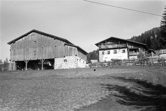 3. Aufnahme des Trienbachhofes in Sarntal von 1977, Erbhof seit 1993, Landesverband für Heimatpflege, Nr. 2436.