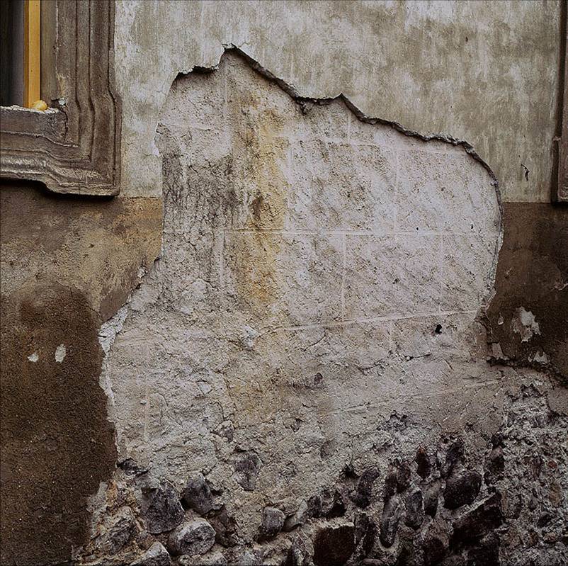 Bozen, Zwöflmalgreien: barocker Putz über gotischem Quaderputz