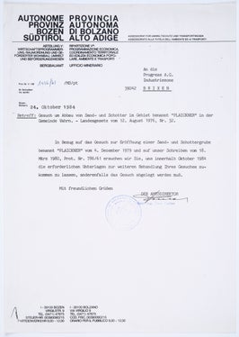 2c) L'Ufficio minerario era competente non soltanto per le miniere sotterranee, bensì anche per quelle in superficie come cave e torbiere; stipulava concessioni per l'estrazione di sabbia e ghiaia. (Uff. innovazione industriale, n. 221)