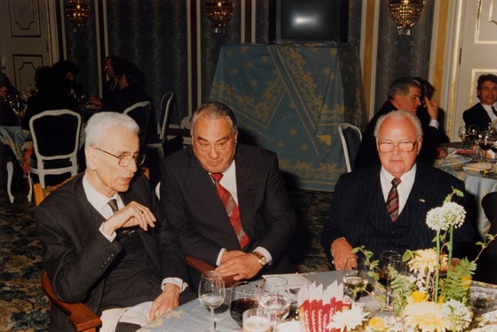 Landeshauptmann Silvius Magnago mit dem Präsidenten des HGV Artur Eisenkeil an dessen 60. Geburtstag (Bildarchiv Magnago Nr. 302)