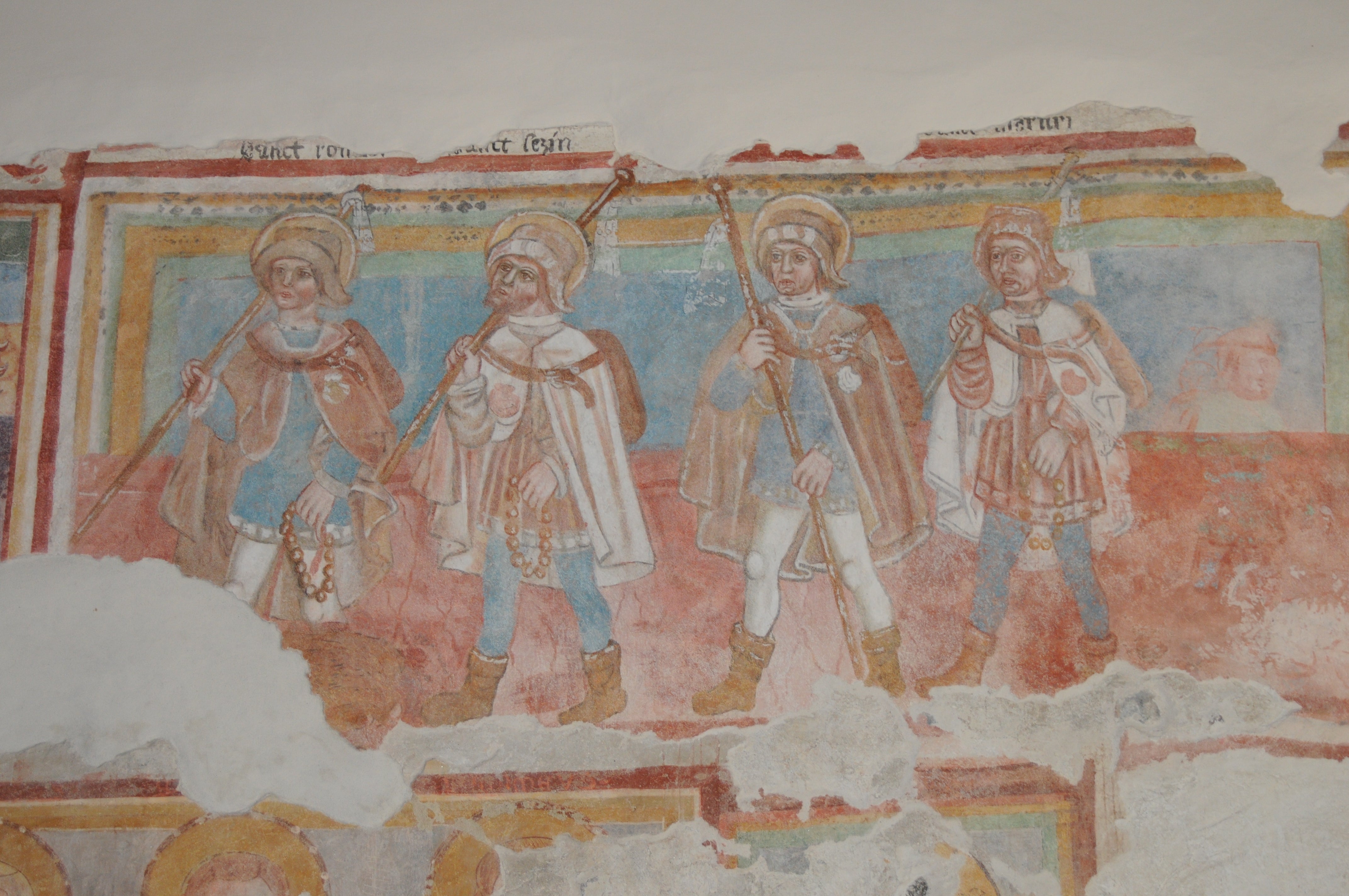 Der hl. Romedius und die Nonsberger Märtyrer Sisinnius, Alexander und Martyrius als Pilger. Fresko in der Kirche S. Tommaso in Dres (Gde. Cles), um 1480 (Aufn. Leo Andergassen)