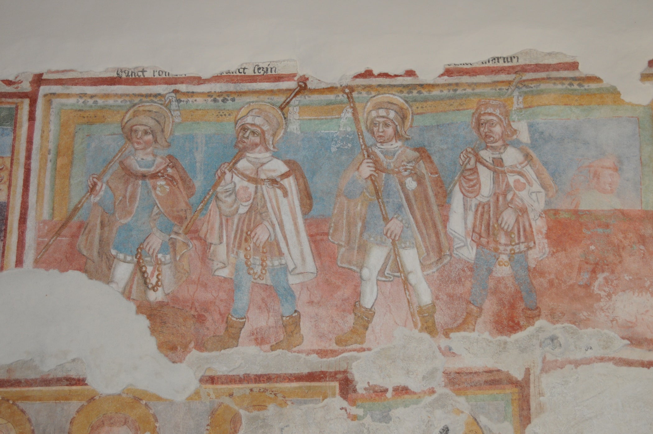 Der hl. Romedius und die Nonsberger Märtyrer Sisinnius, Alexander und Martyrius als Pilger. Fresko in der Kirche S. Tommaso in Dres (Gde. Cles), um 1480 (Aufn. Leo Andergassen)