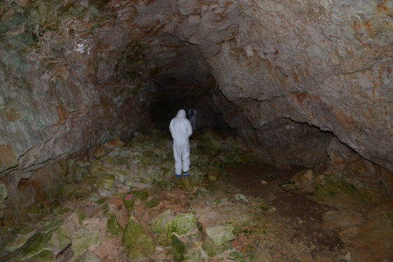 Archeologo nella grotta (Fotografia: Rupert Gietl)