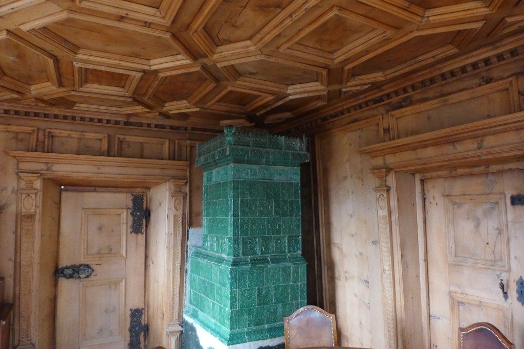 Täfelung mit Kassettendecke in einem Bauernhof (1680) in Mals