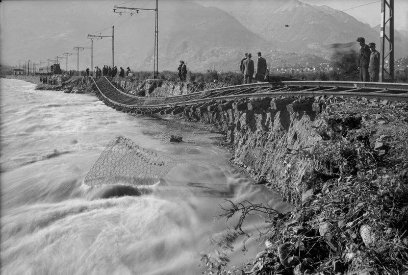 Land unter hießt es unter anderem 1940 in Meran-Untermais, wo ein Bahndamm der Zugstrecke Meran-Bozen unterspült wurde. (Foto: LPA/Amt für Film und Medien Bestand Fotostudio Waldmüller)