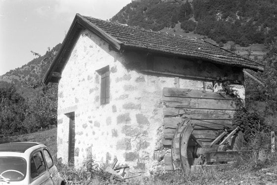 Mühlen und Sägewerke wurden viele Jahrhunderte bis zum Siegeszug der Elektrizität mit Wasserkraft betrieben (Bild: Aufgelassene Mühle bei Partschins, Juli 1975). SLA, Landesverband für Heimatpflege in Südtirol, Nr. 156.