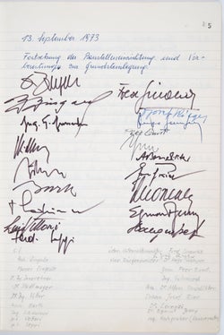 Giornale dei lavori del complesso residenziale di Aslago con le sottoscrizioni in occasione della posa della prima pietra il 13 settembre 1973 (archivio Othmar Barth, n. 455)