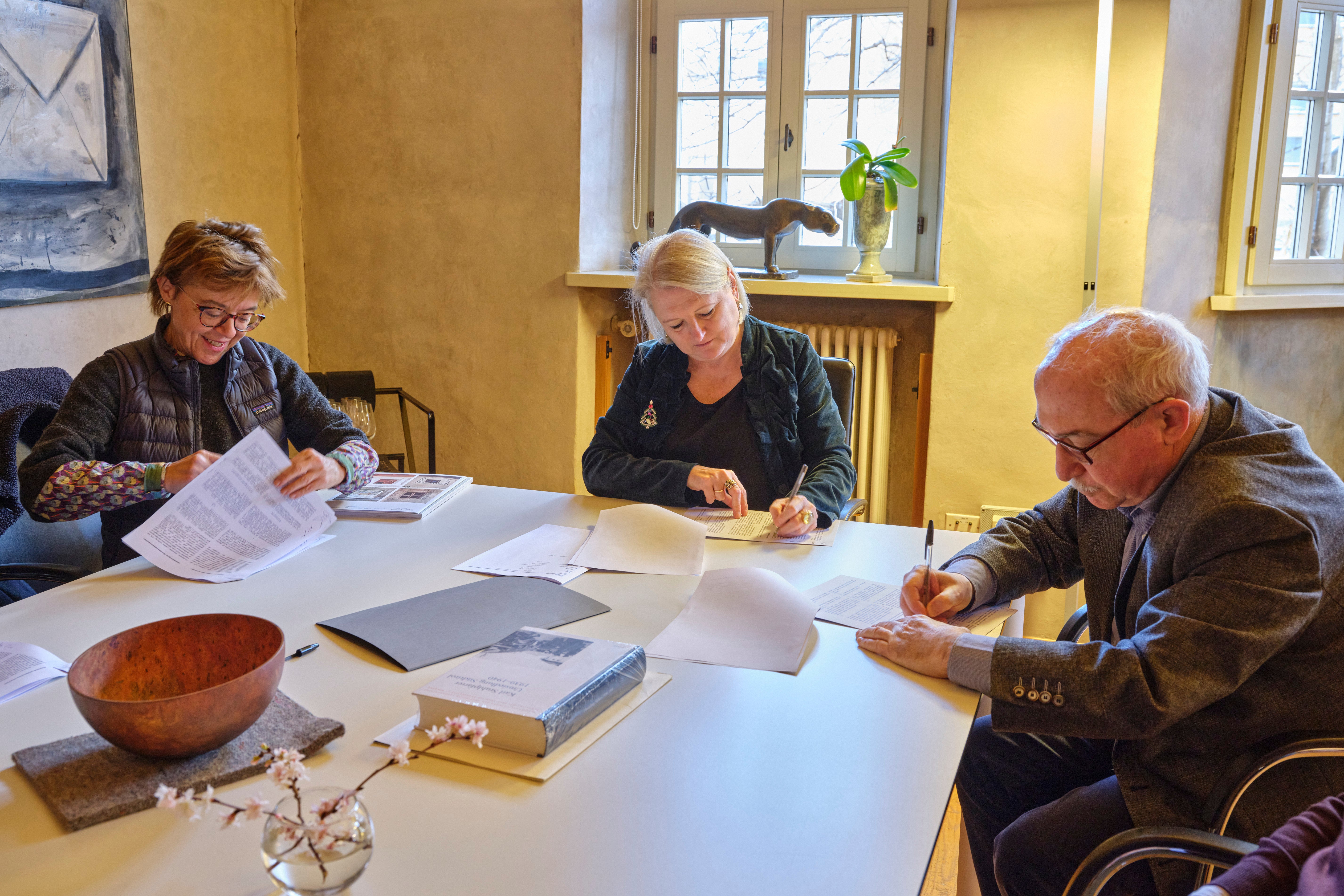 Christine Stufferin, Karin Dalla Torre e Luigi Blanco (da sin.) alla firma dell'accordo (foto: Alessandro Campaner, Archivio provinciale).