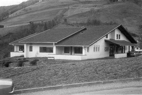 Neubau des Kindergartens von Lüsen, 1976. SLA, Landesverband für Heimatpflege, Bildarchiv, Nr. 436.