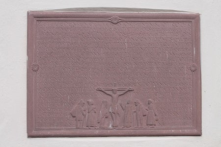 Gedenktafel an der Pfarrkirche von Oberammergau für 36 verstorbene Südtiroler, die im Rahmen der Umsiedlung der Alten und Siechen in einem dortigen Altersheim untergebracht waren. Foto: Ludwig Utschneider, Oberammergau, 2014