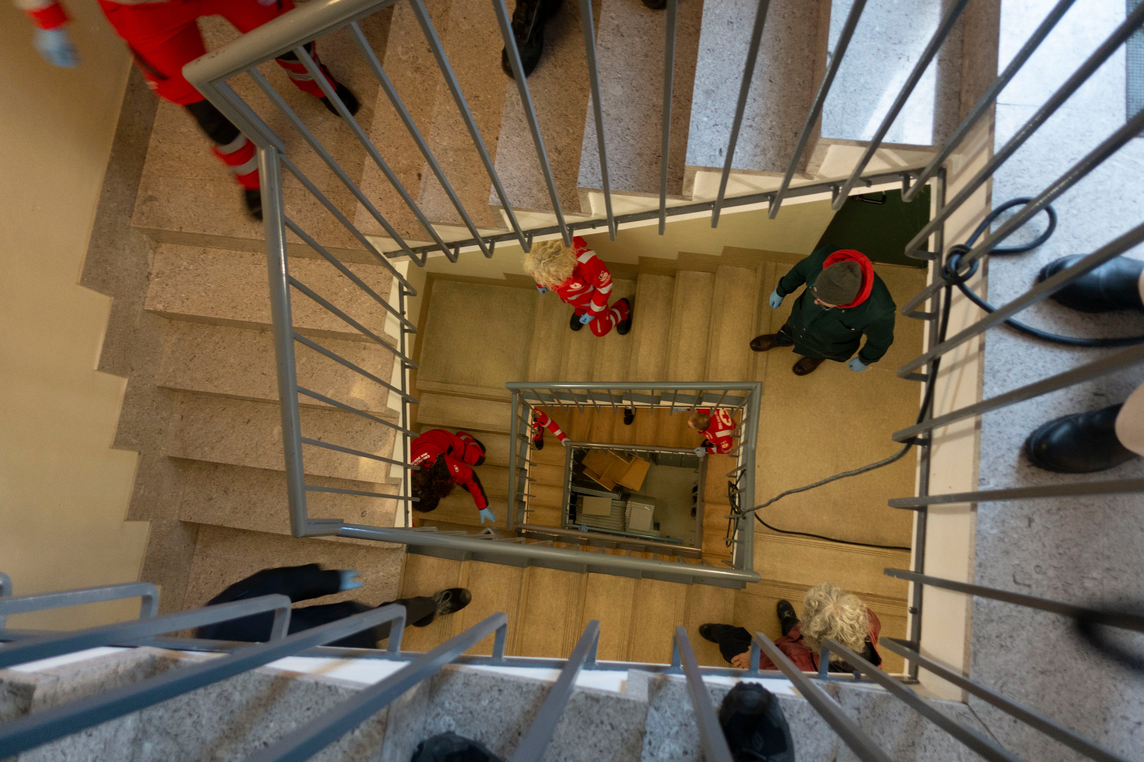 Trasporto dai depositi mediante catena umana (immagine: Archivio provinciale)