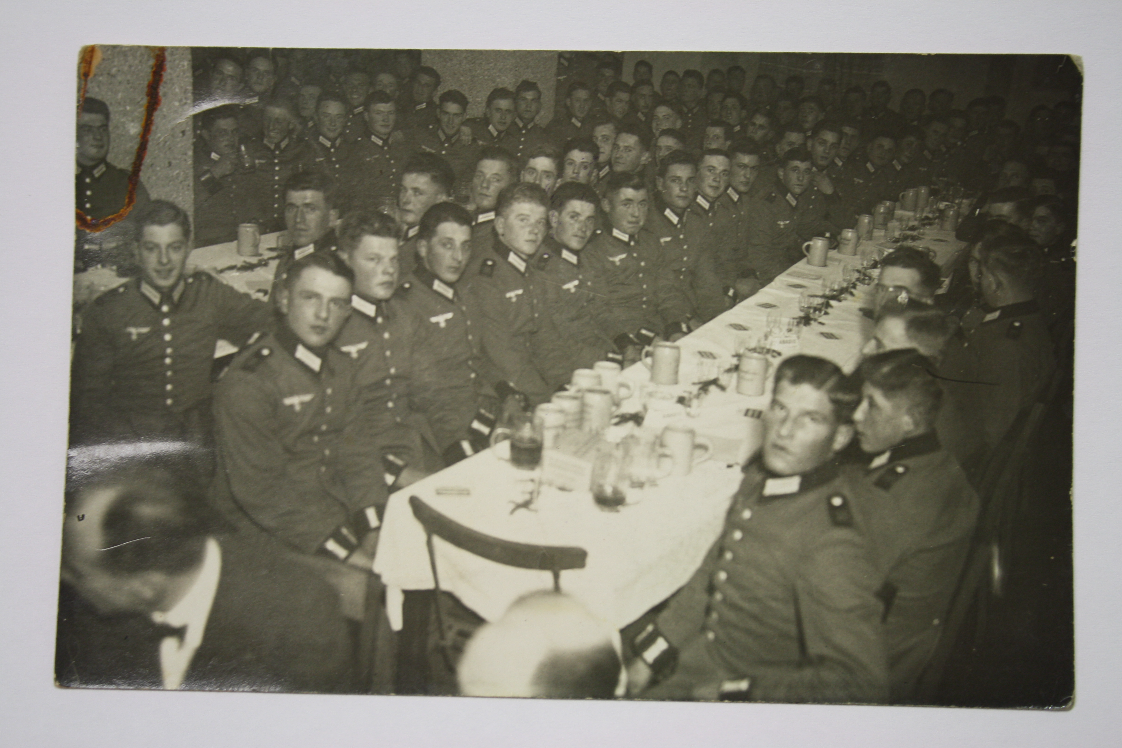 Nord- und Südtiroler Wehrmachtsrekruten bei einer Weihnachtsfeier in Innsbruck 1939. Postkarte eines Südtirolers in die Heimat. Südtiroler Landesarchiv, VKS/AdO Pos. 271.