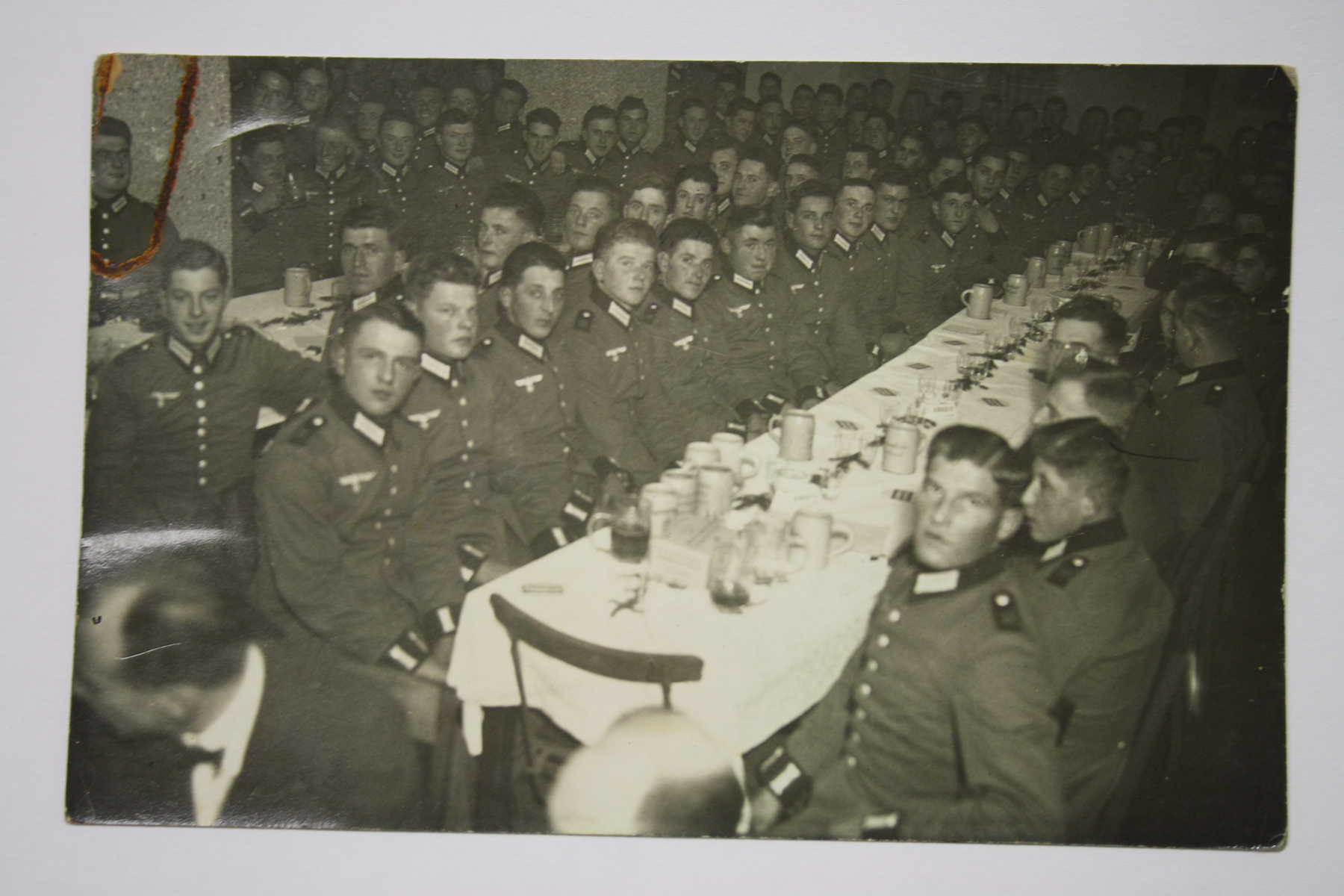 Nord- und Südtiroler Wehrmachtsrekruten bei einer Weihnachtsfeier in Innsbruck 1939. Postkarte eines Südtirolers in die Heimat. Südtiroler Landesarchiv, VKS/AdO Pos. 271.