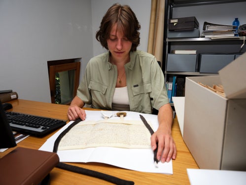 Lucia Villotti, Praktikantin am Südtiroler Landesarchiv im Sommer 2026, fertigt Regesten der Urkundensammlung Gandegg an (Foto: Alessandro Campaner, Landesarchiv)