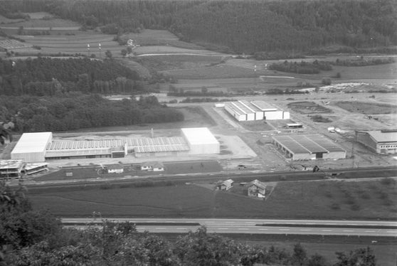 1970 wurde am Südeingang zu Brixen eine Industriezone errichtet (Bild: Alupress, 1975). SLA, Landesverband für Heimatpflege, Nr. 14.