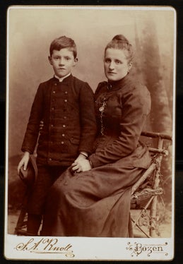 Konrad mit seiner aus dem Trentiner Lagertal stammenden Mutter Caroline von Moll