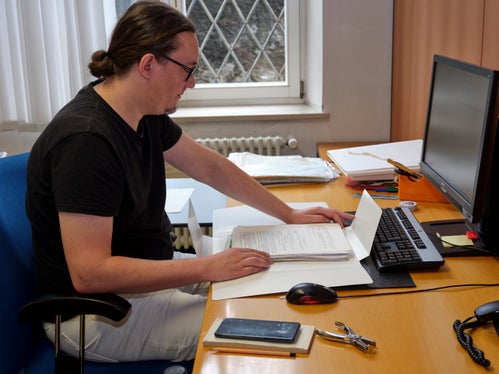 Jannis Cassar Franceschini, Praktikant am Südtiroler Landesarchiv im Sommer 2026, bei der Verzeichnung von Unterlagen des Kulturwerkes für Südtirol e.V. (Foto: Alessandro Campaner, Landesarchiv)