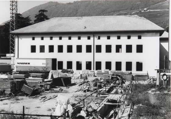 Das Landesarchivgebäude kurz vor der Fertigstellung (1984). (SLA, Fotosammlung Presseamt, Nr. 1566)