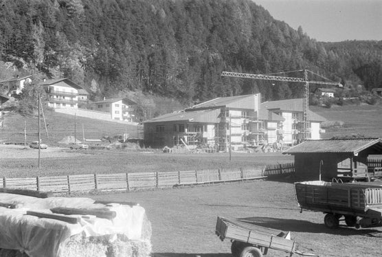 Costruzione di appartamenti nel verde di Vandoies di Sopra, 1975. ApBz, Landesverband für Heimatpflege/Federazione provinciale per la tutela del patrimonio artistico e culturale, n. 335.