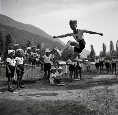 Hochsprungwettbewerb für die Figli della Lupa
Dopolavoro der Montecatini, Heliotherapie-Kolonie Costanzo Ciano, Sinich, 1939
