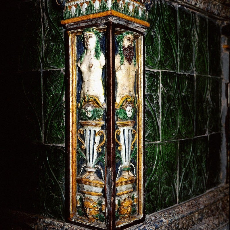 Bozen, Palais Rottenbuch: Detail eines Kachelofens im 1. Stock