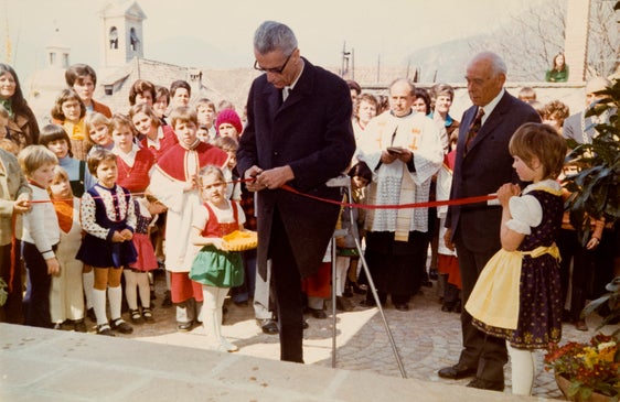 L'inaugurazione della scuola materna di Settequerce ad opera di Silvius Magnago, 1974. ApBz, raccolta Silvius Magnago, archivio fotografico, n. 1753.