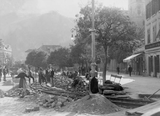 Posa di binari in Piazza Walther, angolo via della Mostra precedentemente via Erzherzog Heinrich, Archivio Provinciale di Bolzano, Archivio dell'Azienda Elettrica Consorziale, No. 350