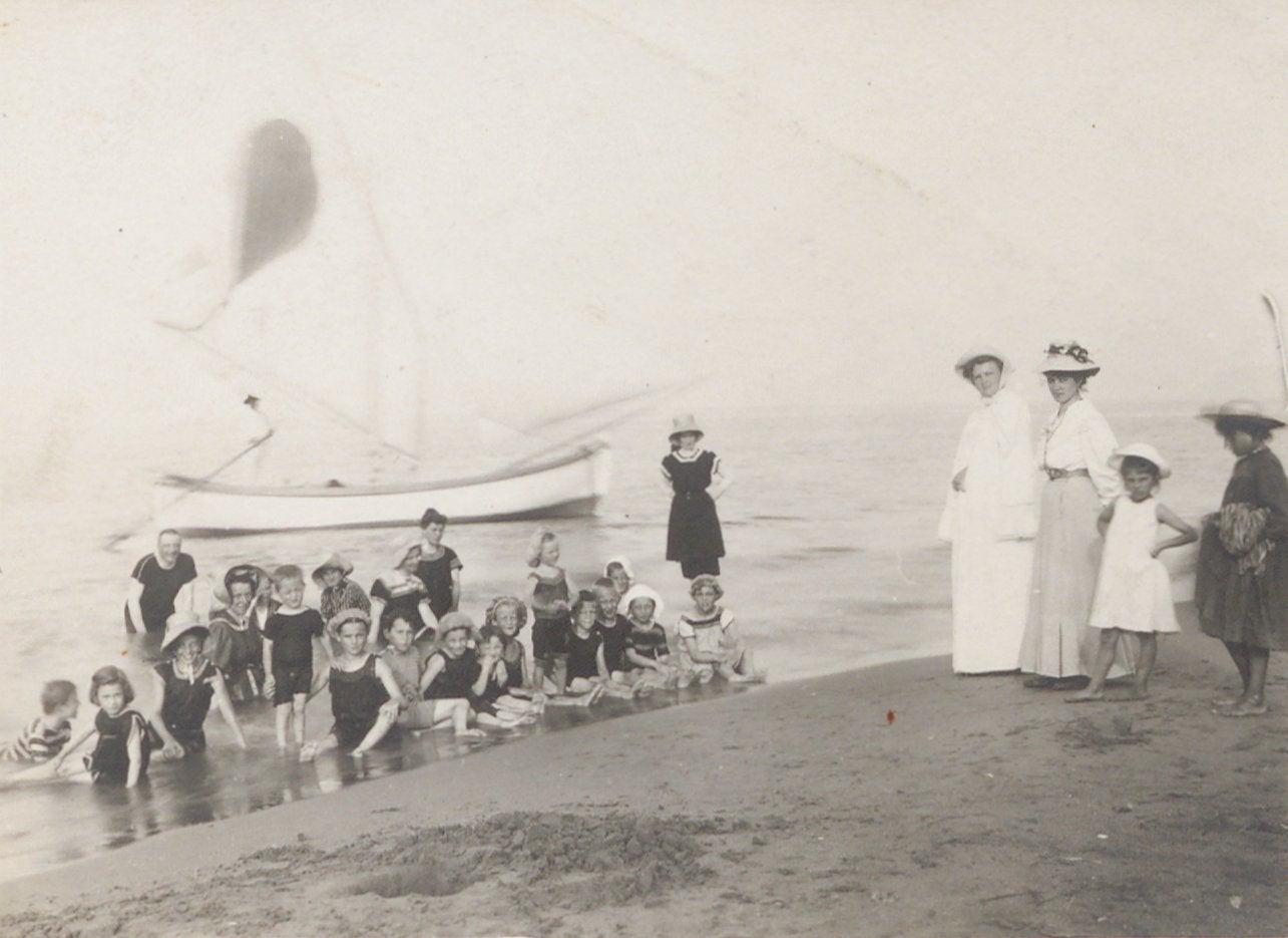 Bambini di una colonia estiva con le animatrici mentre fanno il bagno a Riccione intorno al 1900, Archivio Provinciale dell’Alto Adige, Archivio familiare e d’affari Settari, Bolzano-Dreikirchen, 21/7