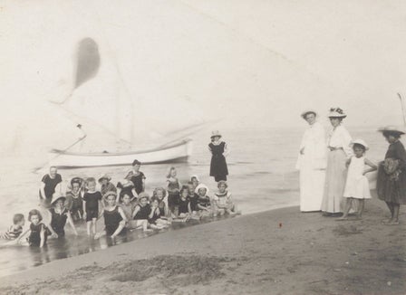 Bambini di una colonia estiva con le animatrici mentre fanno il bagno a Riccione intorno al 1900, Archivio Provinciale dell’Alto Adige, Archivio familiare e d’affari Settari, Bolzano-Dreikirchen, 21/7